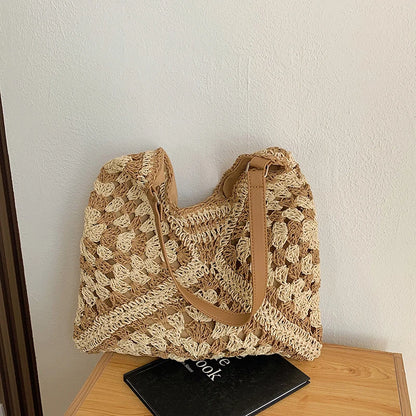 Popular women's shoulder bag in woven straw, medium size, with strap, ideal for the beach