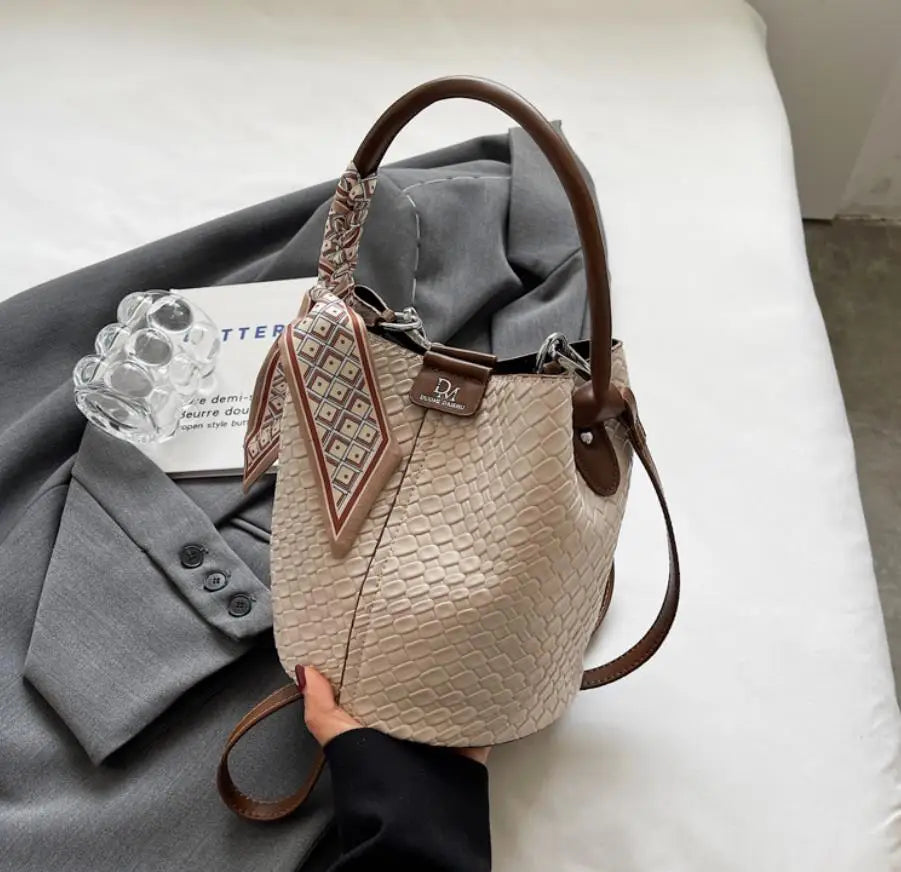 Modern and elegant women's bag in a solid color with a braided effect, ideal for use as a shoulder bag, crossbody bag or handbag