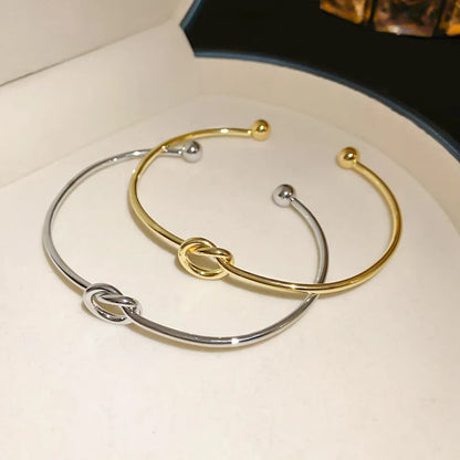 Women's rigid stainless steel bracelet with knot detail