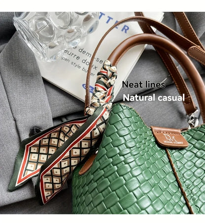 Modern and elegant women's bag in a solid color with a braided effect, ideal for use as a shoulder bag, crossbody bag or handbag