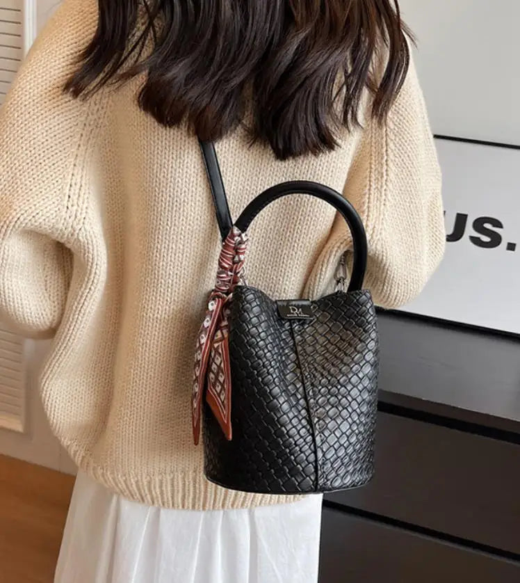 Modern and elegant women's bag in a solid color with a braided effect, ideal for use as a shoulder bag, crossbody bag or handbag