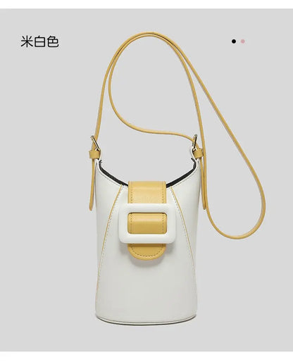 Women's handbag in premium leather, with an elegant vintage style