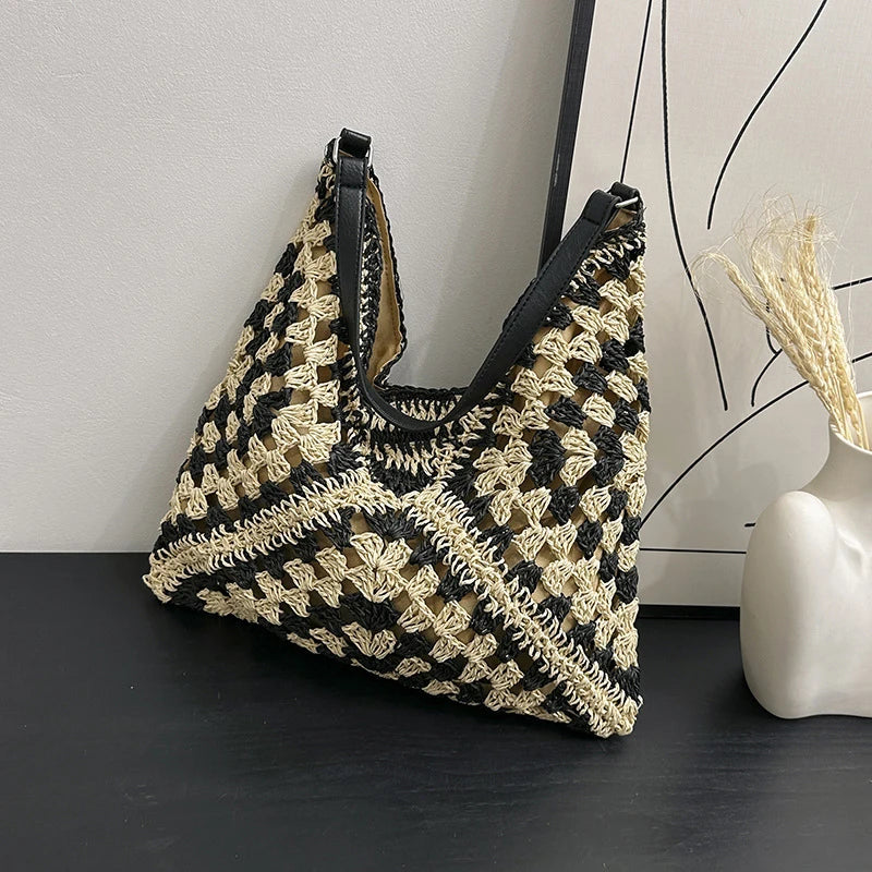 Popular women's shoulder bag in woven straw, medium size, with strap, ideal for the beach