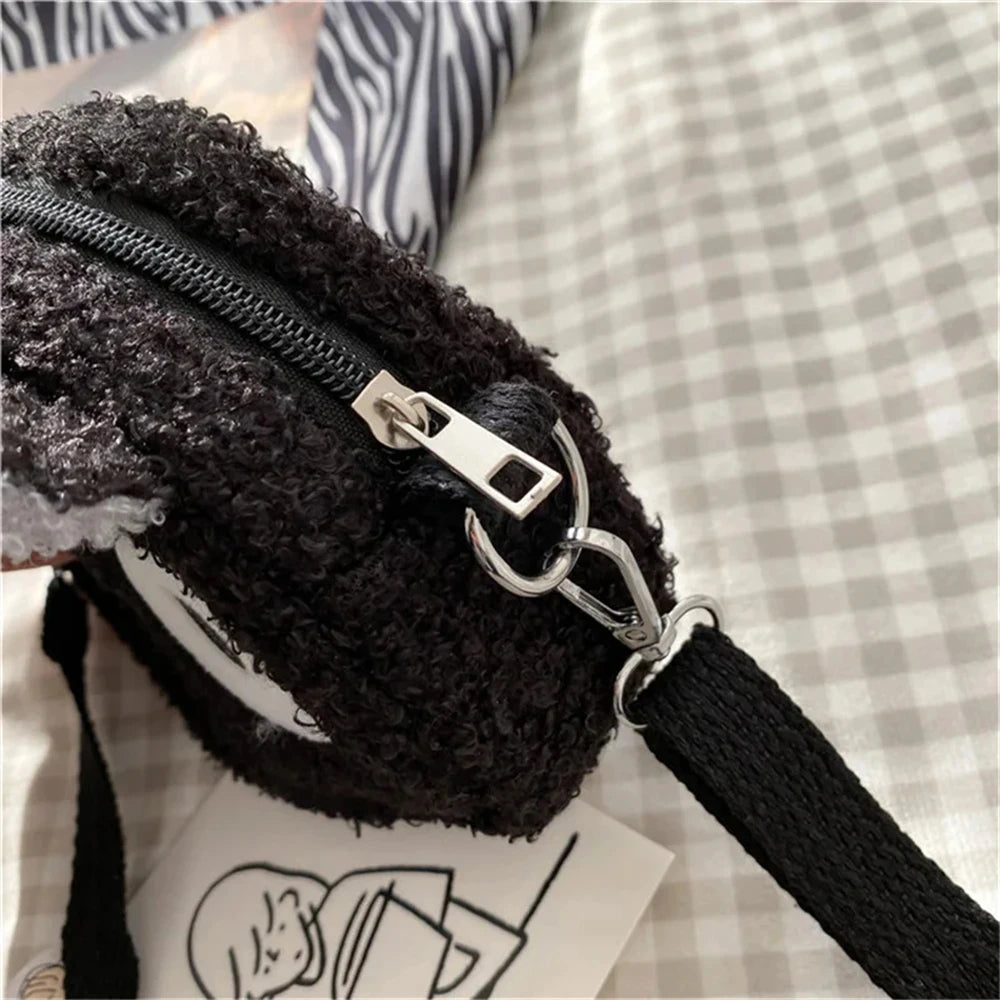 Japanese-style girl's bag in the shape of a plush cat, ideal for wearing on the shoulder or crossbody, compact enough for a cell phone and a wallet