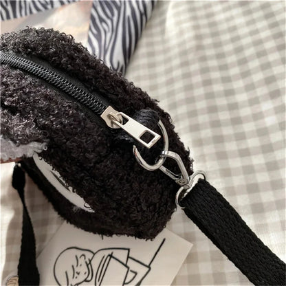Japanese-style girl's bag in the shape of a plush cat, ideal for wearing on the shoulder or crossbody, compact enough for a cell phone and a wallet