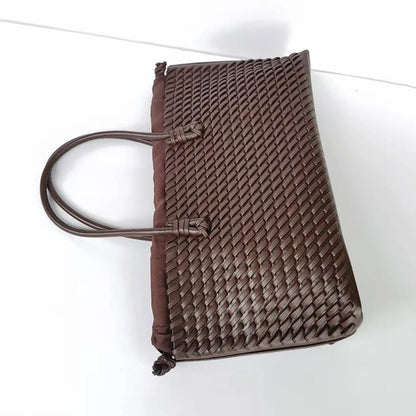 Modern and versatile braided shoulder tote bag with extra-large capacity