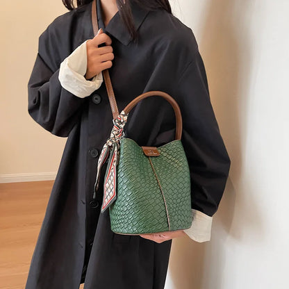 Modern and elegant women's bag in a solid color with a braided effect, ideal for use as a shoulder bag, crossbody bag or handbag