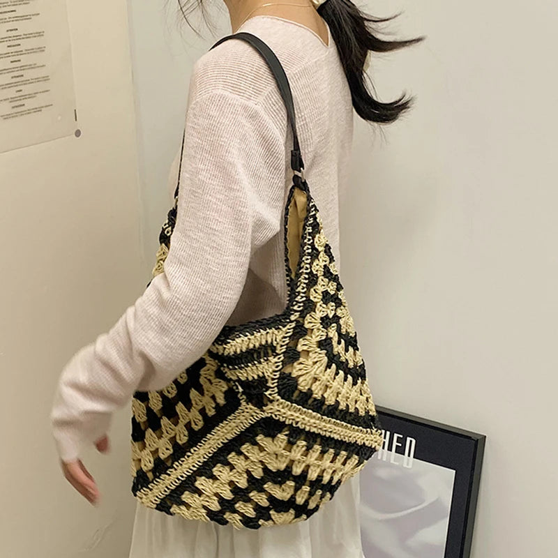 Popular women's shoulder bag in woven straw, medium size, with strap, ideal for the beach