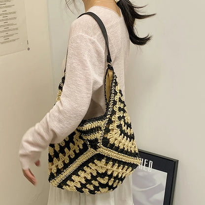 Popular women's shoulder bag in woven straw, medium size, with strap, ideal for the beach
