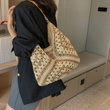 Popular women's shoulder bag in woven straw, medium size, with strap, ideal for the beach