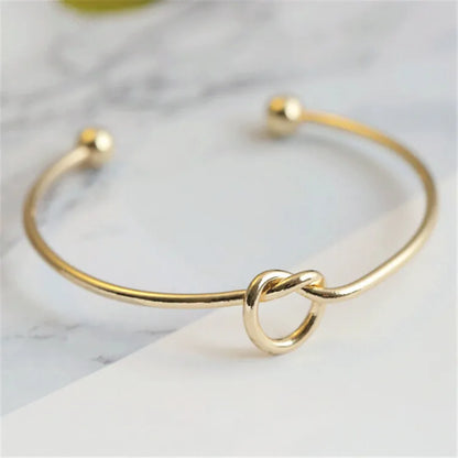 Women's rigid stainless steel bracelet with knot detail