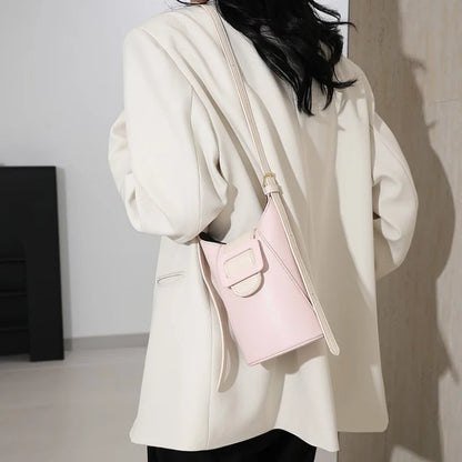 Women's handbag in premium leather, with an elegant vintage style