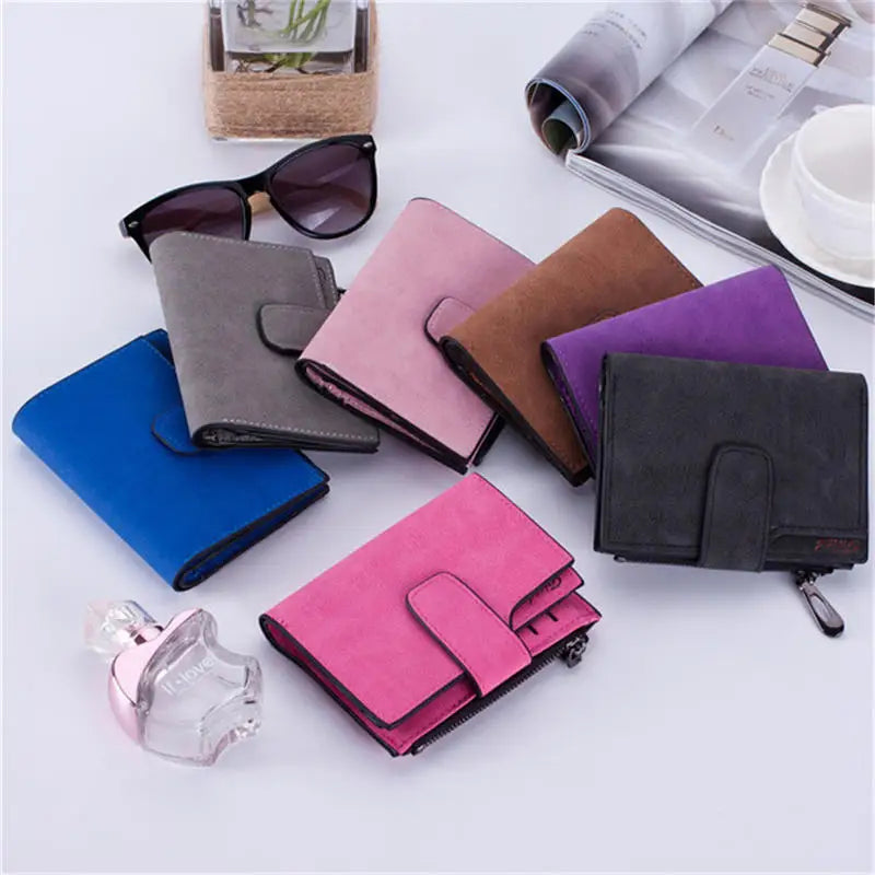 Women's long wallet in high-quality leather, with ample interior space, available in other colors and two different models.