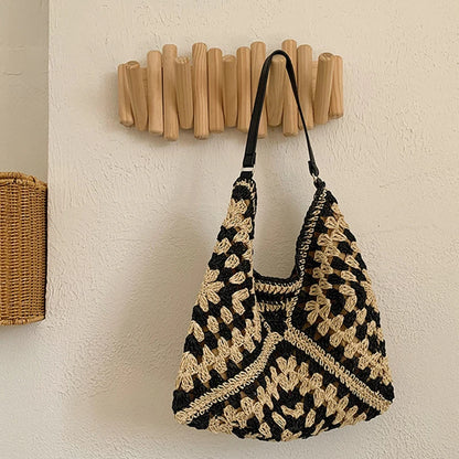 Popular women's shoulder bag in woven straw, medium size, with strap, ideal for the beach