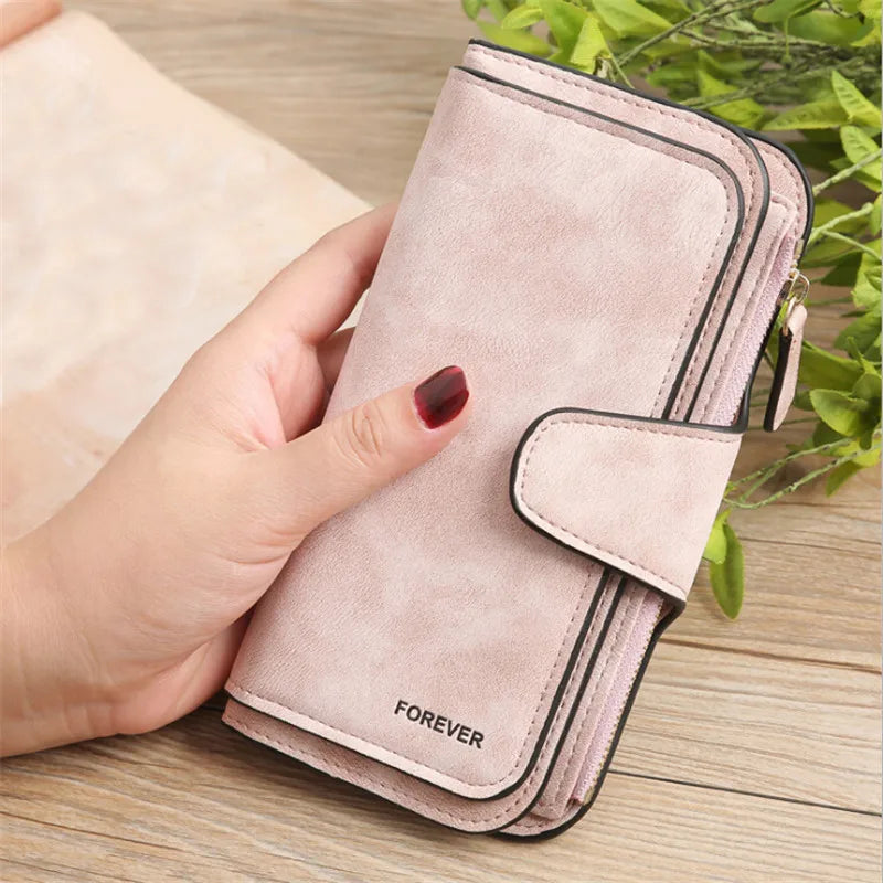 Women's long wallet in high-quality leather, with ample interior space, available in other colors and two different models.