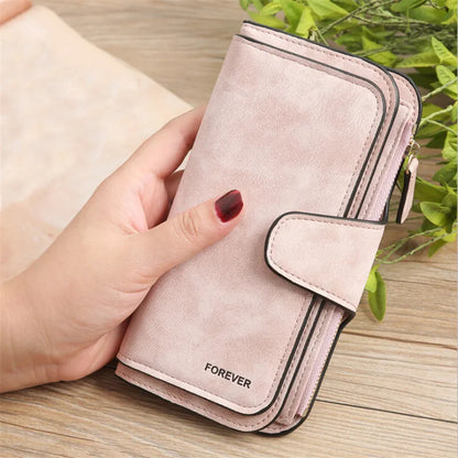 Women's long wallet in high-quality leather, with ample interior space, available in other colors and two different models.