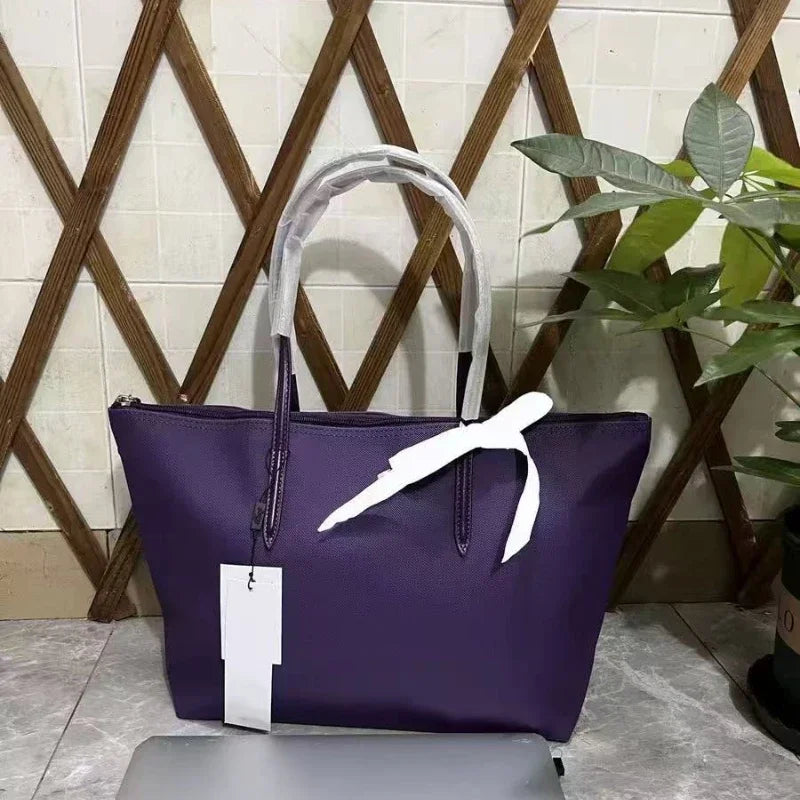 Women's hobo bag with short and wide strap