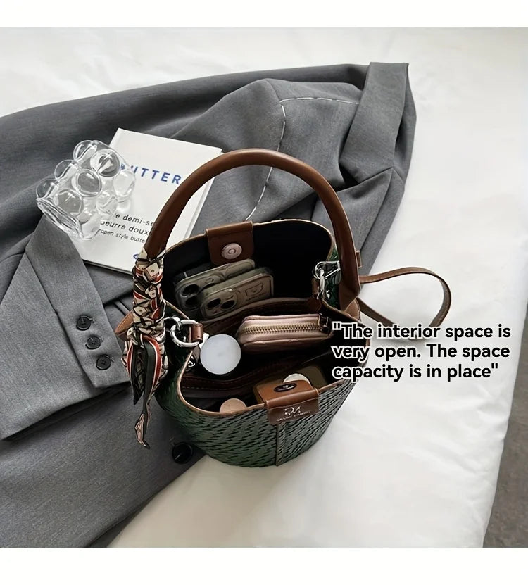 Modern and elegant women's bag in a solid color with a braided effect, ideal for use as a shoulder bag, crossbody bag or handbag
