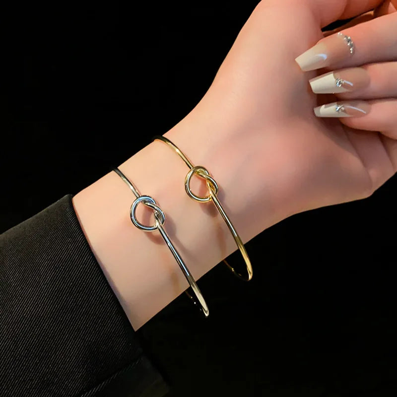 Women's rigid stainless steel bracelet with knot detail
