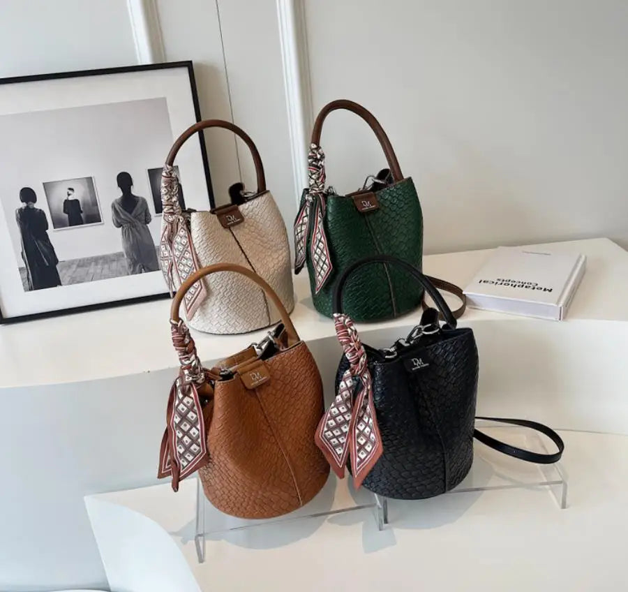 Modern and elegant women's bag in a solid color with a braided effect, ideal for use as a shoulder bag, crossbody bag or handbag