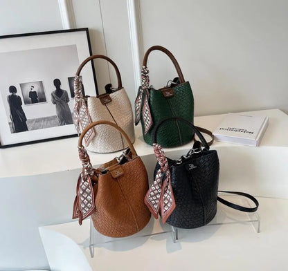Modern and elegant women's bag in a solid color with a braided effect, ideal for use as a shoulder bag, crossbody bag or handbag