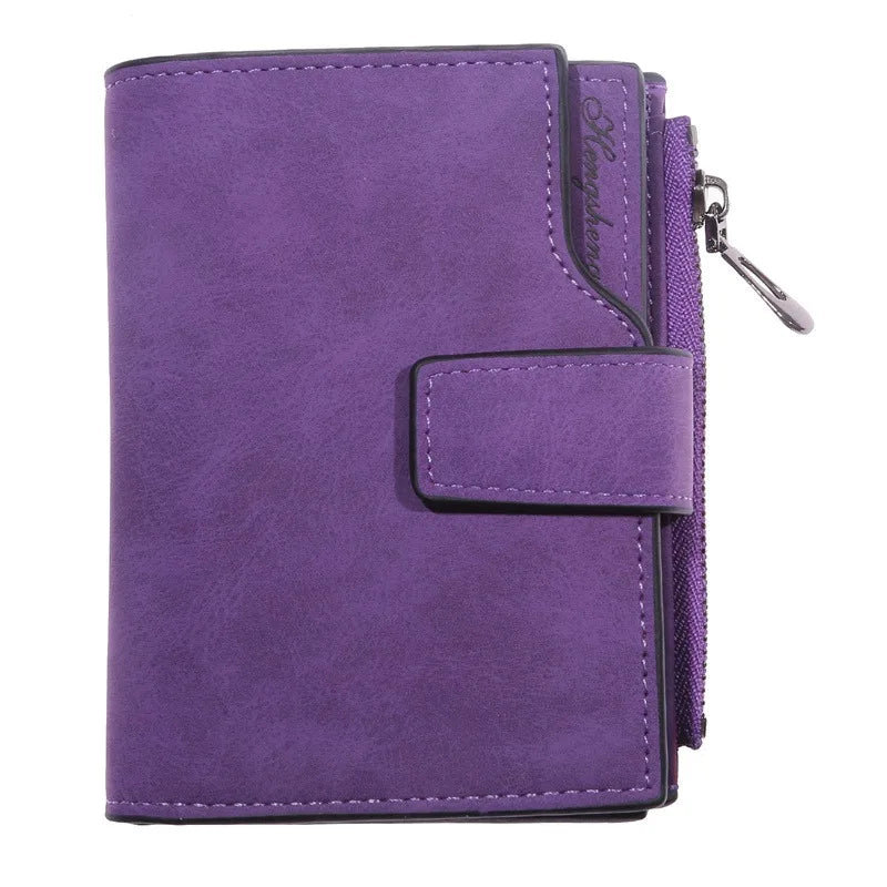Women's long wallet in high-quality leather, with ample interior space, available in other colors and two different models.