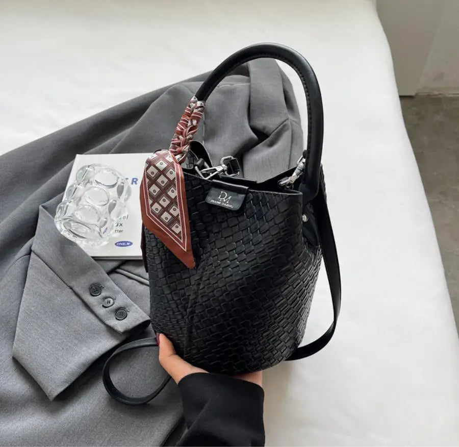 Modern and elegant women's bag in a solid color with a braided effect, ideal for use as a shoulder bag, crossbody bag or handbag