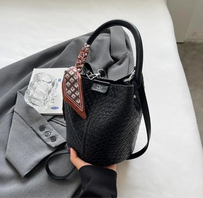 Modern and elegant women's bag in a solid color with a braided effect, ideal for use as a shoulder bag, crossbody bag or handbag