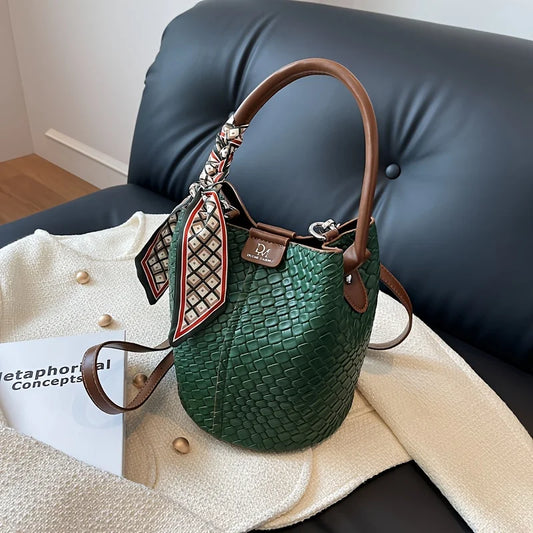 Modern and elegant women's bag in a solid color with a braided effect, ideal for use as a shoulder bag, crossbody bag or handbag