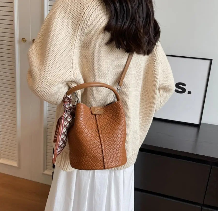 Modern and elegant women's bag in a solid color with a braided effect, ideal for use as a shoulder bag, crossbody bag or handbag