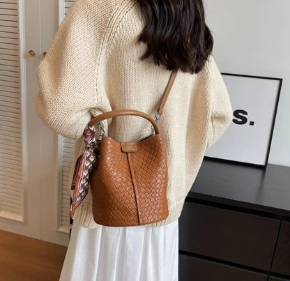 Modern and elegant women's bag in a solid color with a braided effect, ideal for use as a shoulder bag, crossbody bag or handbag