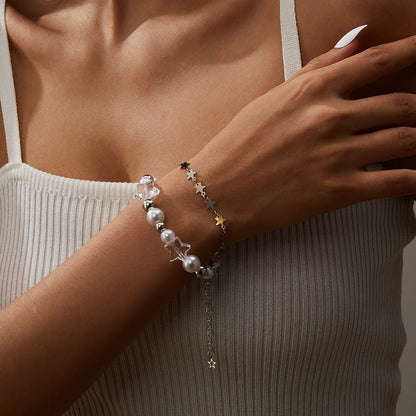 Adjustable bracelet with a double zinc alloy chain, featuring pearls and resin stars, ideal as a gift for girls. Beautiful, lightweight, and charming