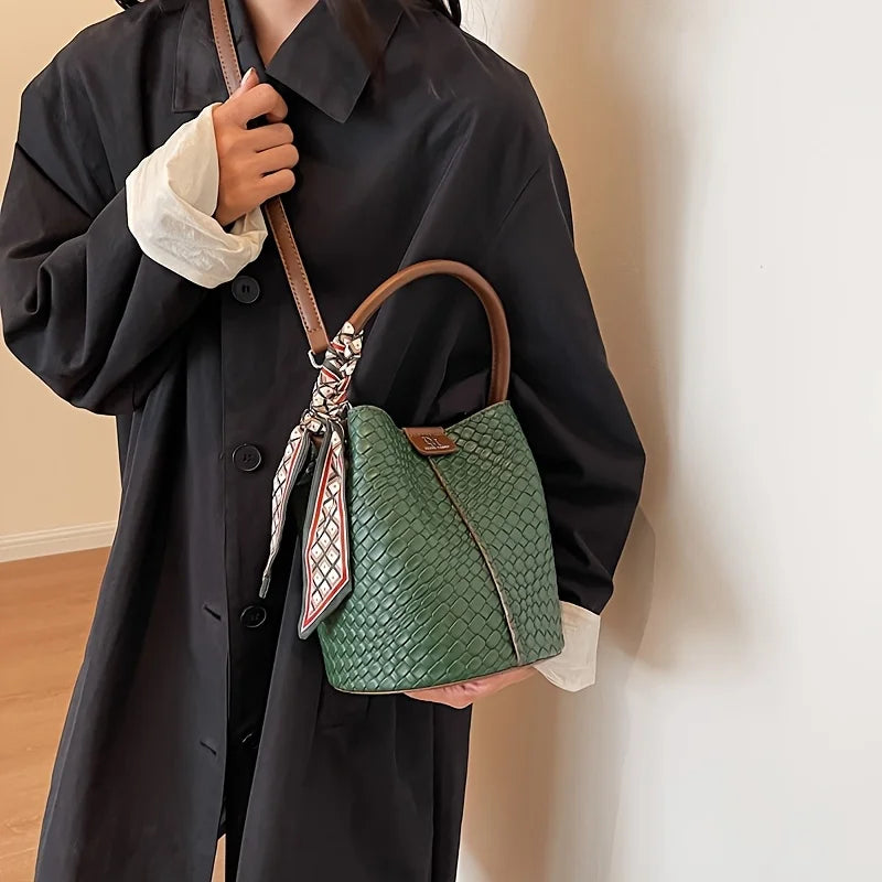 Modern and elegant women's bag in a solid color with a braided effect, ideal for use as a shoulder bag, crossbody bag or handbag