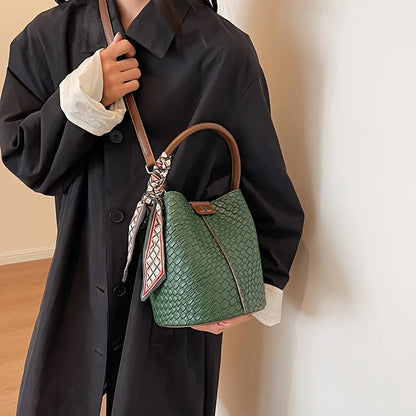 Modern and elegant women's bag in a solid color with a braided effect, ideal for use as a shoulder bag, crossbody bag or handbag