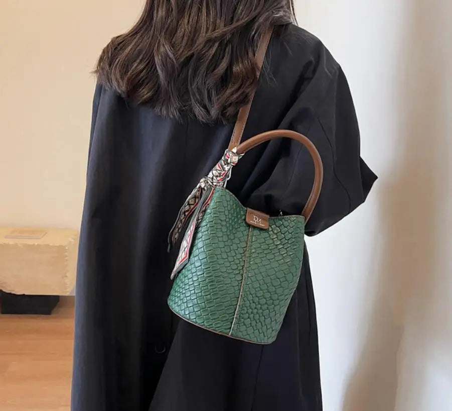 Modern and elegant women's bag in a solid color with a braided effect, ideal for use as a shoulder bag, crossbody bag or handbag