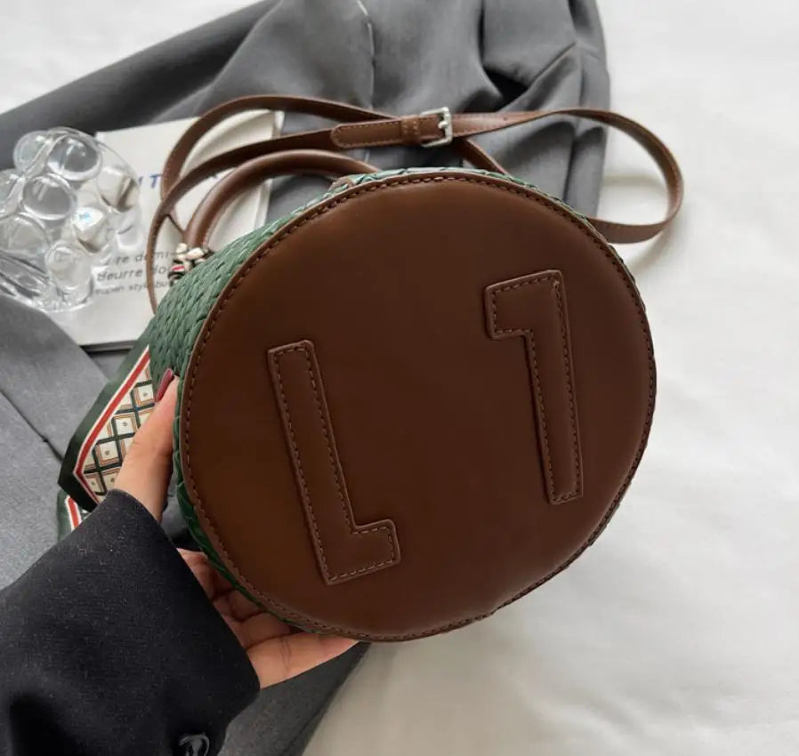 Modern and elegant women's bag in a solid color with a braided effect, ideal for use as a shoulder bag, crossbody bag or handbag