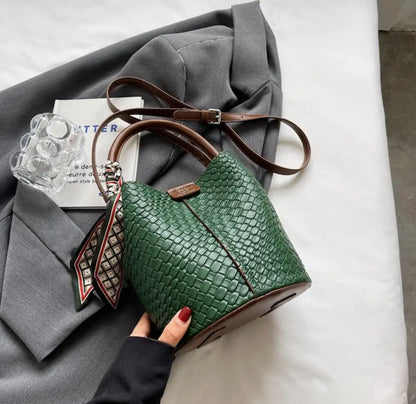 Modern and elegant women's bag in a solid color with a braided effect, ideal for use as a shoulder bag, crossbody bag or handbag