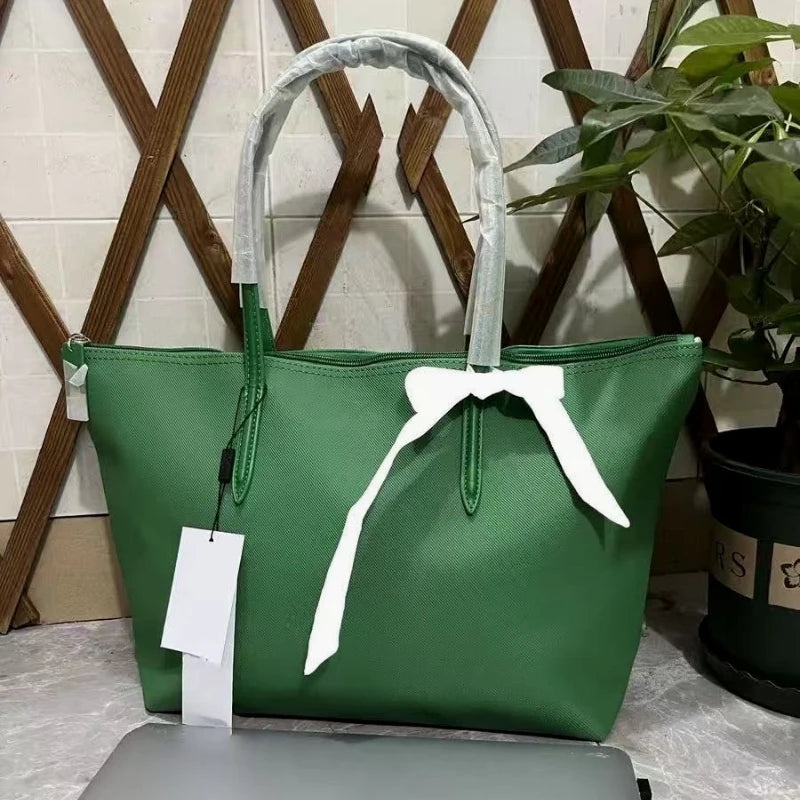 Women's hobo bag with short and wide strap