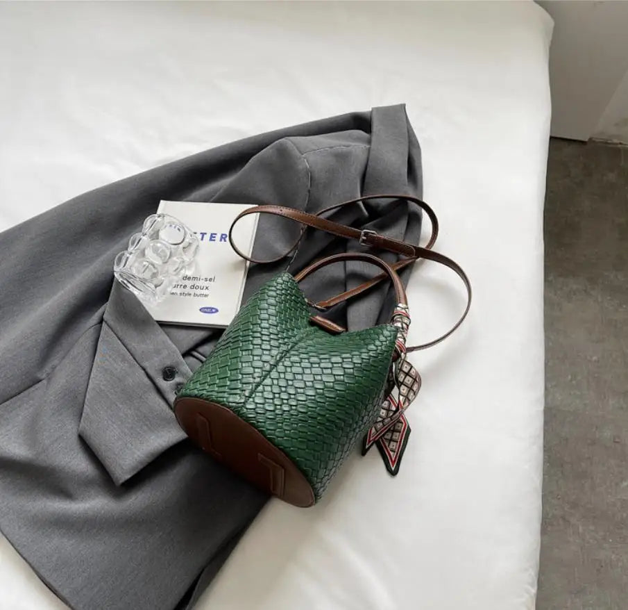 Modern and elegant women's bag in a solid color with a braided effect, ideal for use as a shoulder bag, crossbody bag or handbag