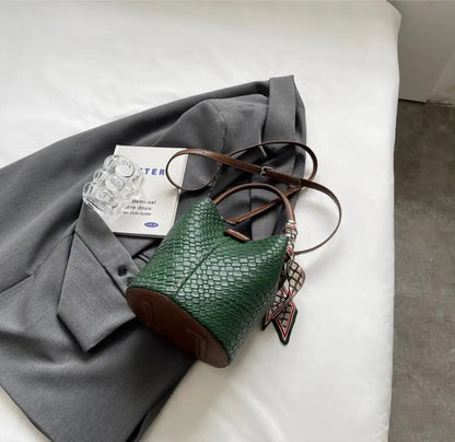 Modern and elegant women's bag in a solid color with a braided effect, ideal for use as a shoulder bag, crossbody bag or handbag