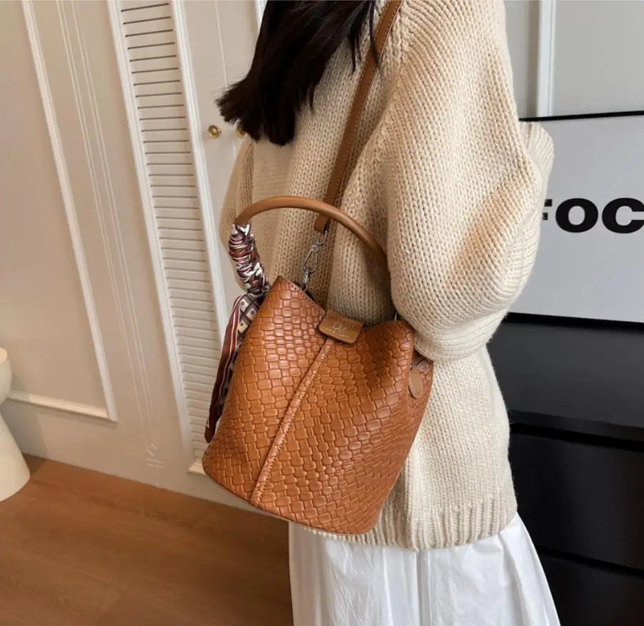 Modern and elegant women's bag in a solid color with a braided effect, ideal for use as a shoulder bag, crossbody bag or handbag