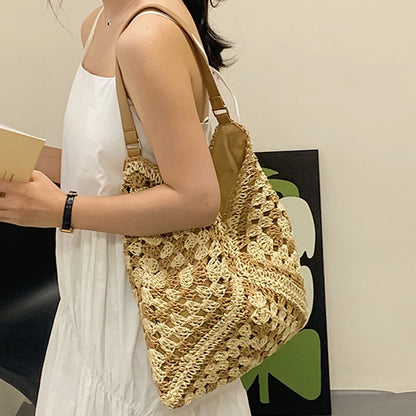 Popular women's shoulder bag in woven straw, medium size, with strap, ideal for the beach
