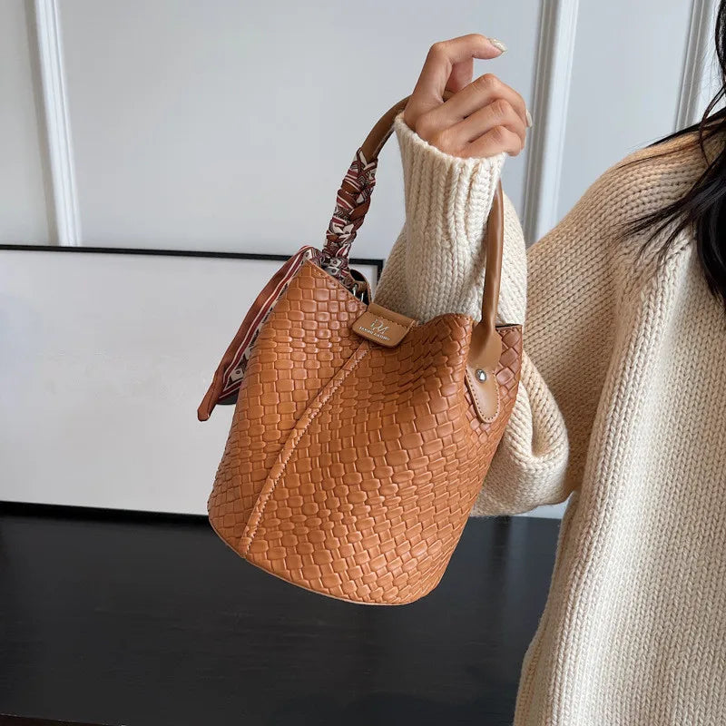 Modern and elegant women's bag in a solid color with a braided effect, ideal for use as a shoulder bag, crossbody bag or handbag