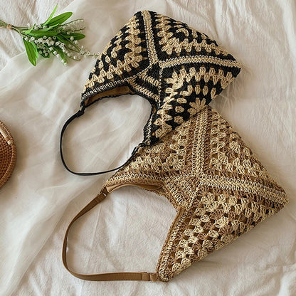 Popular women's shoulder bag in woven straw, medium size, with strap, ideal for the beach