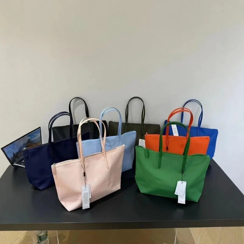 Women's hobo bag with short and wide strap