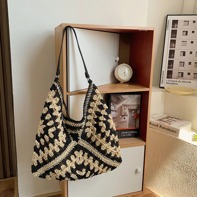 Popular women's shoulder bag in woven straw, medium size, with strap, ideal for the beach