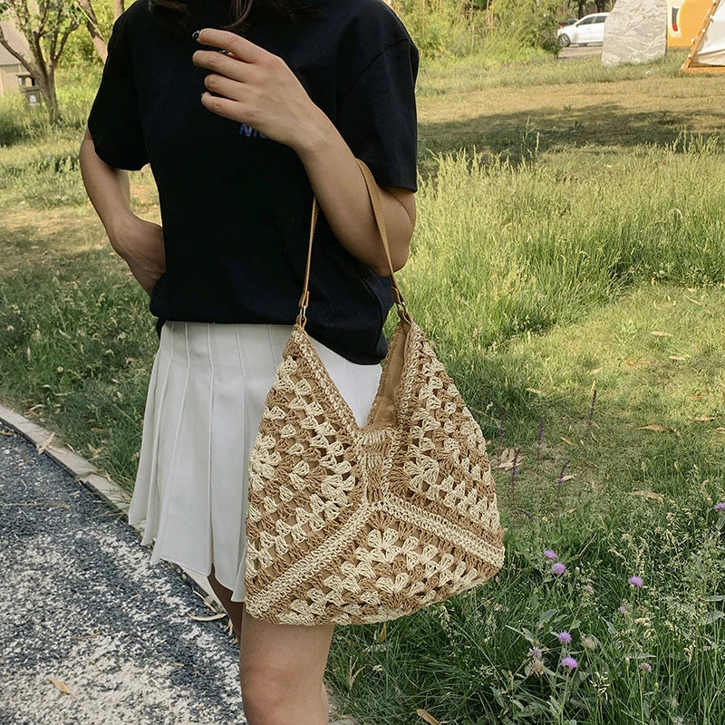 Popular women's shoulder bag in woven straw, medium size, with strap, ideal for the beach
