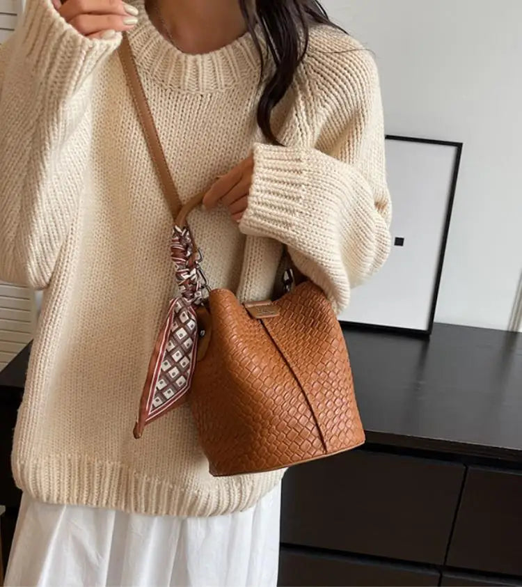 Modern and elegant women's bag in a solid color with a braided effect, ideal for use as a shoulder bag, crossbody bag or handbag