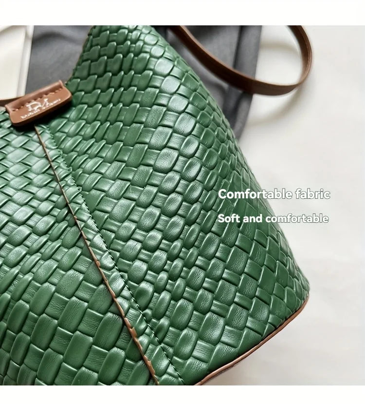 Modern and elegant women's bag in a solid color with a braided effect, ideal for use as a shoulder bag, crossbody bag or handbag