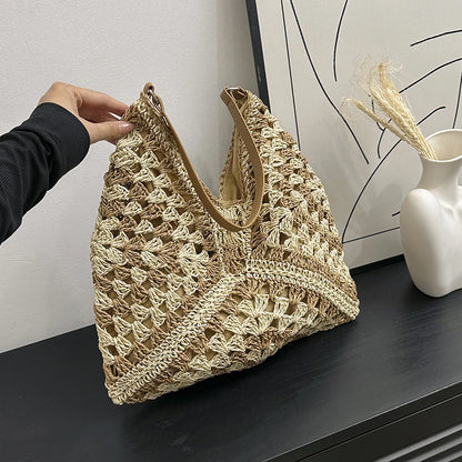 Popular women's shoulder bag in woven straw, medium size, with strap, ideal for the beach